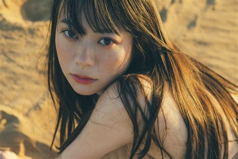 ＜山下リオ＞17年ぶり写真集 モンゴルで水着、ランジェリー 手。